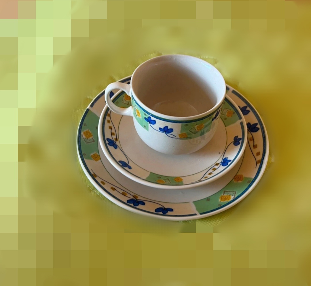 Sady barevných hrnečků na kávu s podšálkem a dezertním talíř - 3