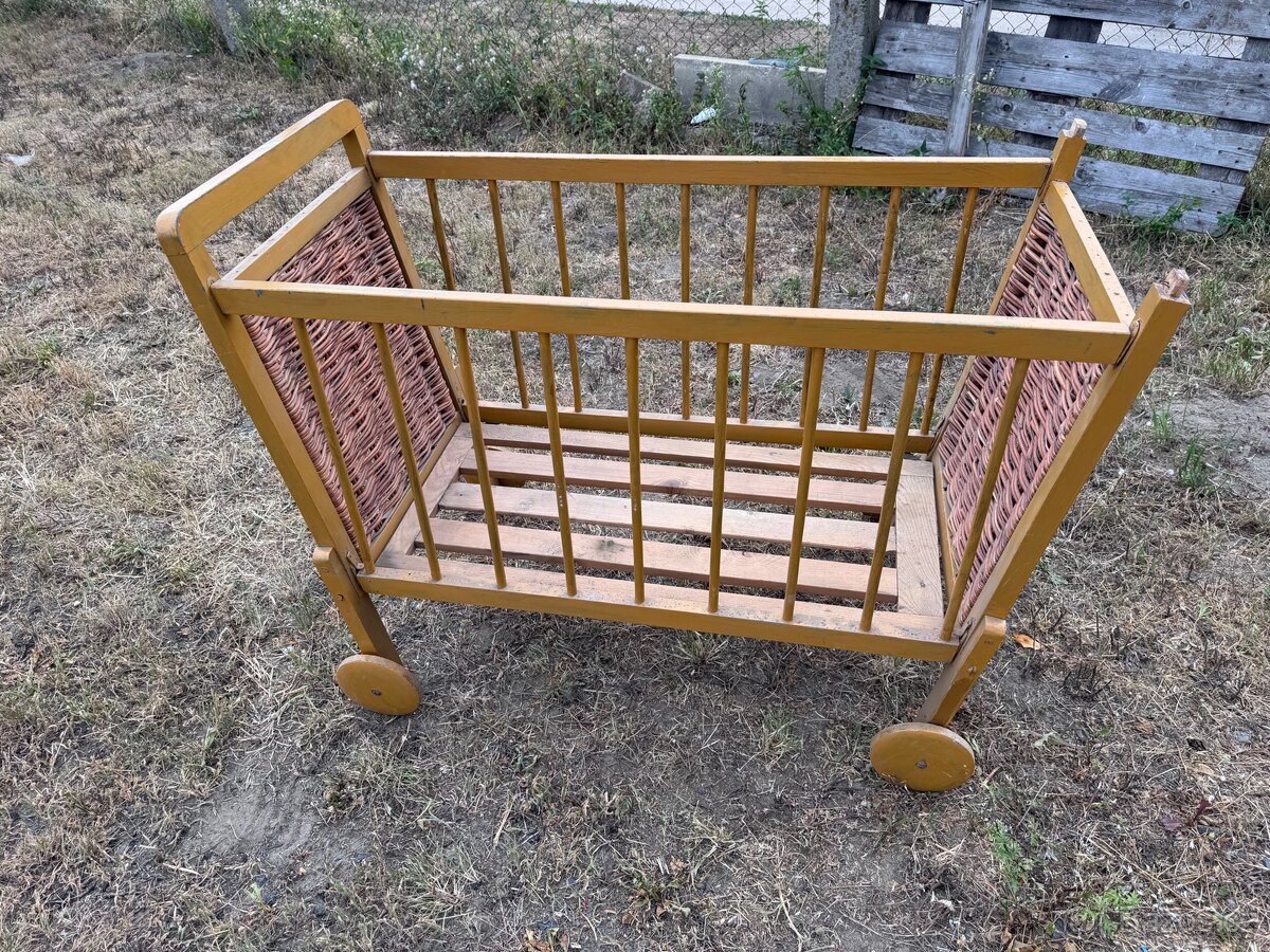 STAROŽITNÁ DĚTSKÁ POSTÝLKA - 3
