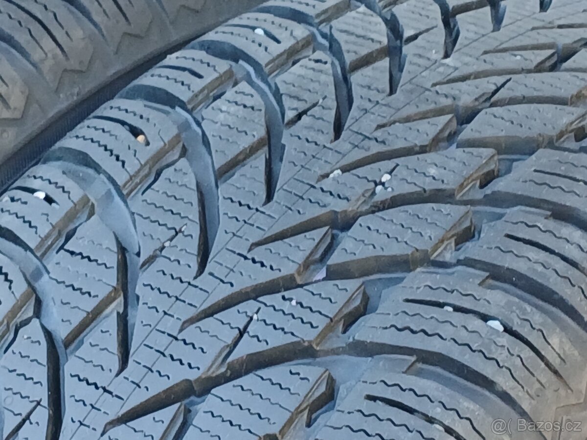 Zimní kola Dacia Duster Nokian 215/65/16 vzorek 8mm - 3