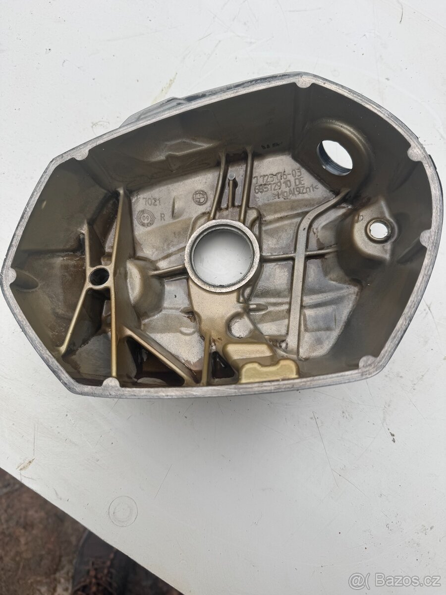 Pravé víko motoru BMW - 3