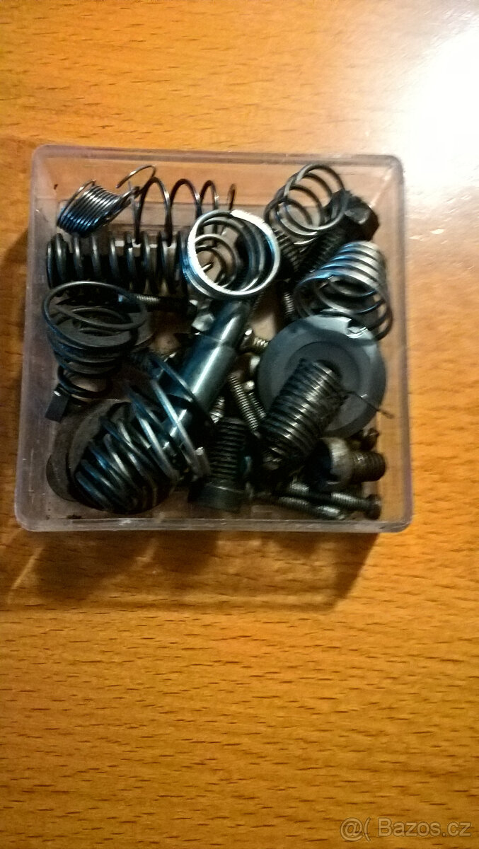 šicí stroj, náhradní díly, jehly, knoflíky - 3