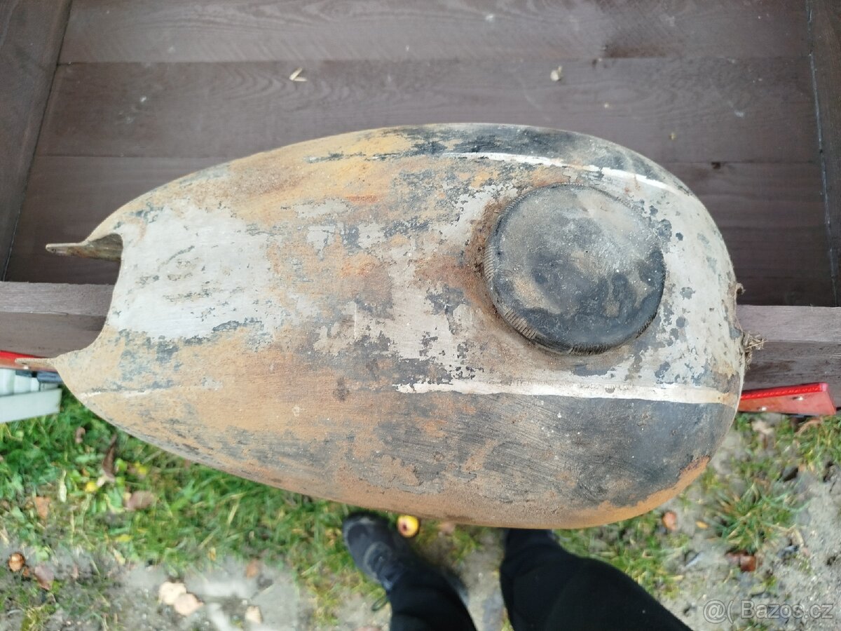 Nádrž čz 150 C nepomlácená vč. bakelit víčko a sítko - 3