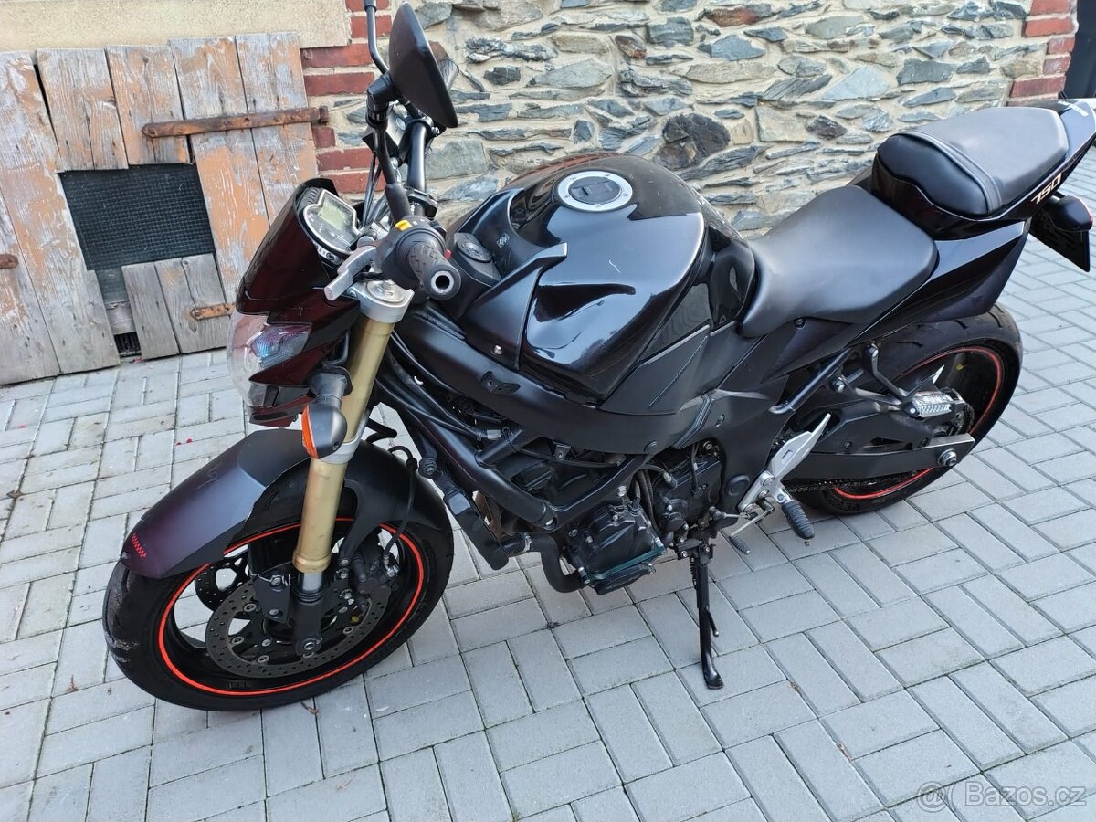 Suzuki gsr 750 - 3