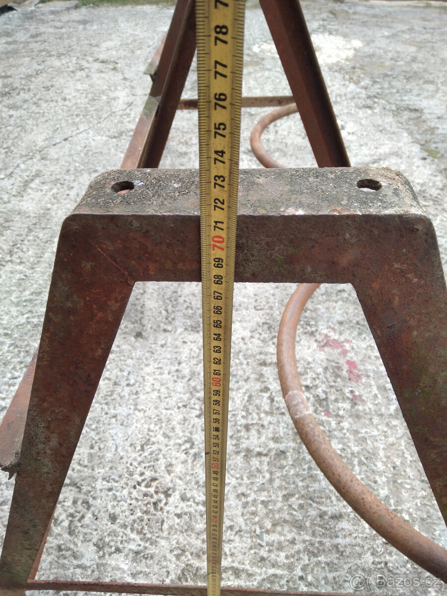 Ocelové podstavce - 3