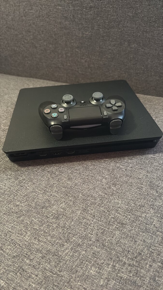 PlayStation 4 Slim - 3