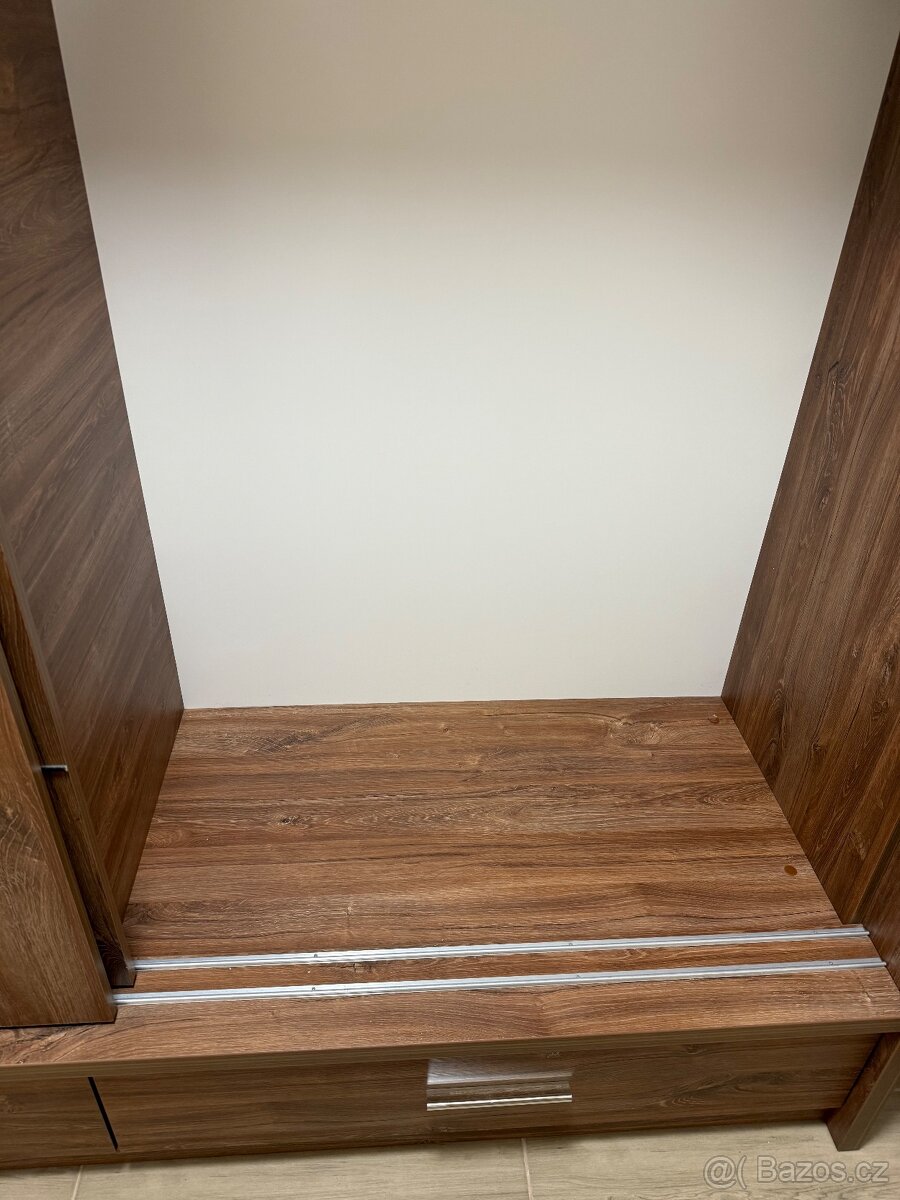 Luxusní šatní skříň , téměř jako nová - 3