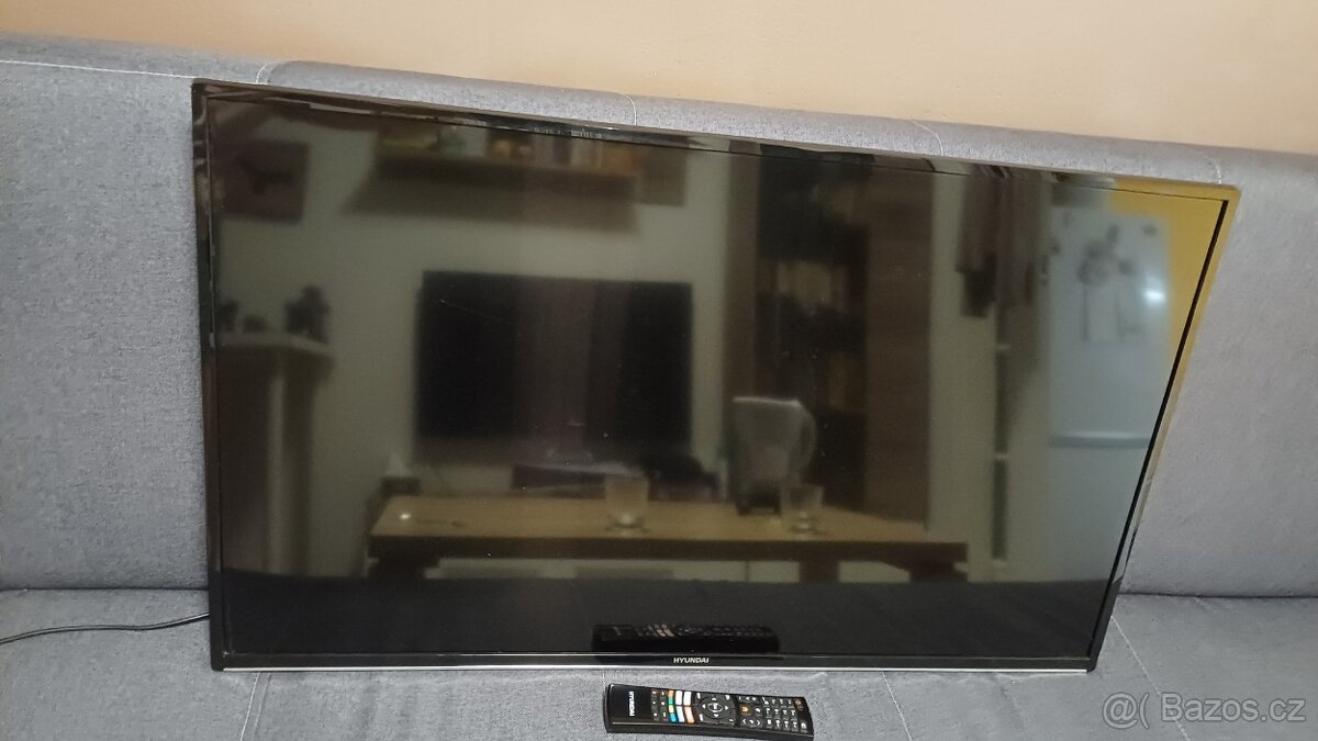 Hyundai 43" Smart TV - 3