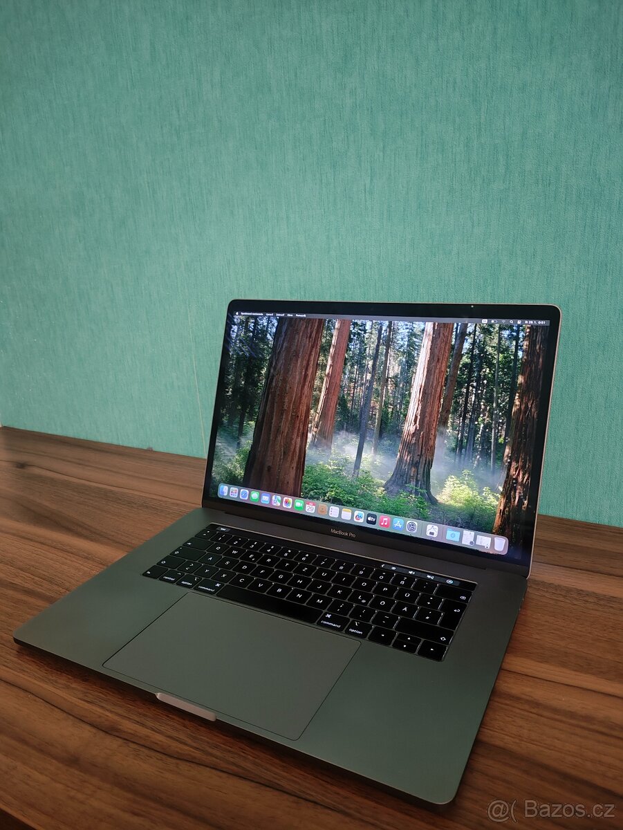 MacBook Pro 15 2018 | i7 • 16GB • 256GB - 3