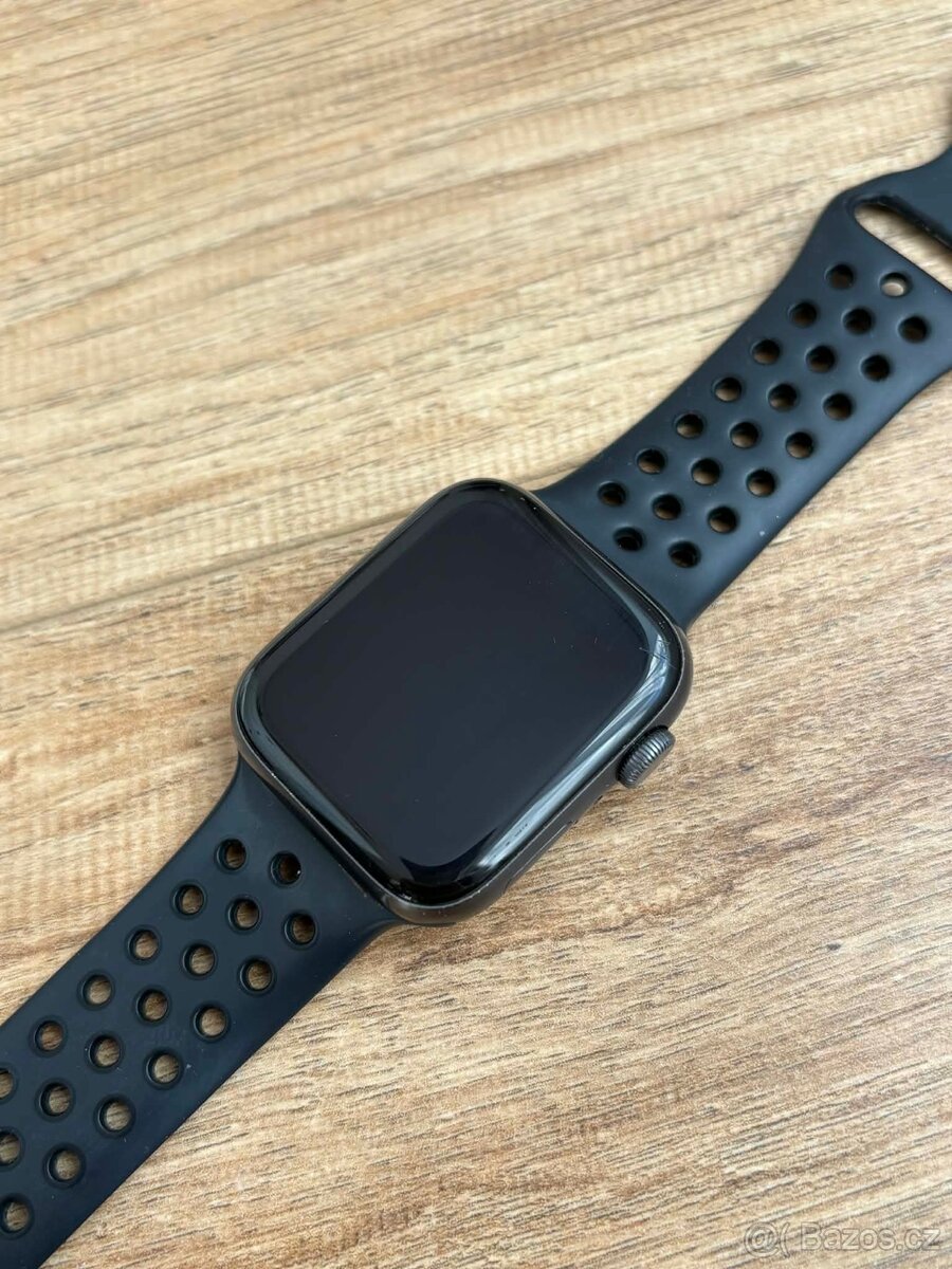 Apple Watch SE 44 mm - 3