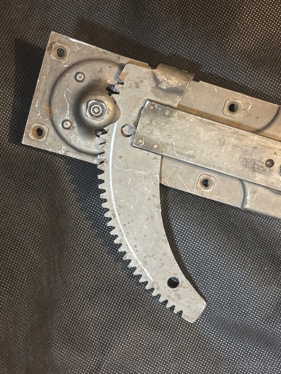 VW brouk oval, malookno. Stahovačka okna - 3