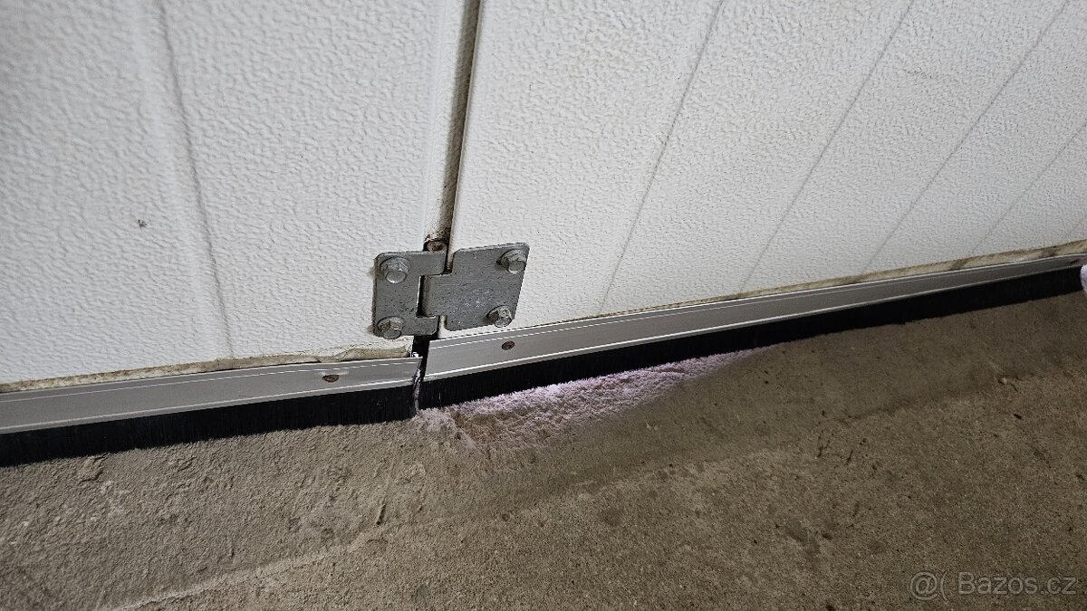 Garážová sekční vrata Lomax s elektrickým pohonem REZERVACE - 3