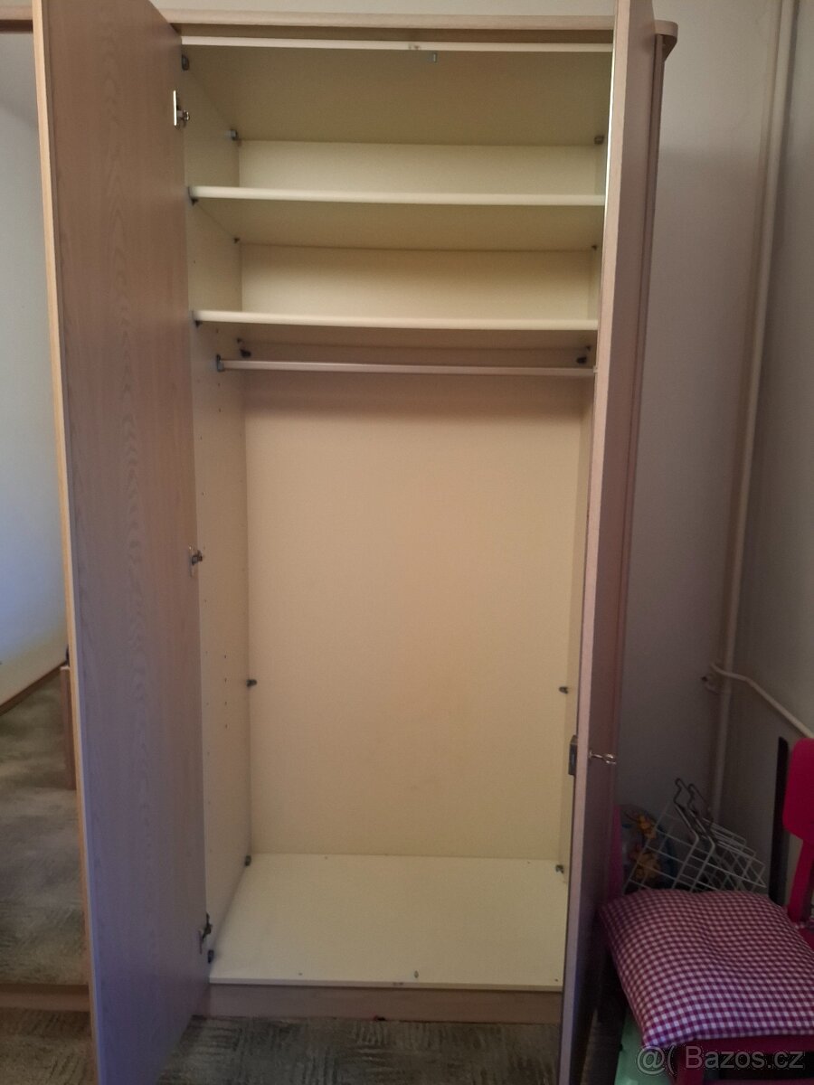 Šatní skříň se zrcadlem - 3