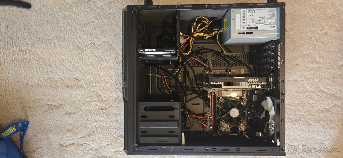 PC sestava s monitorem
- 3