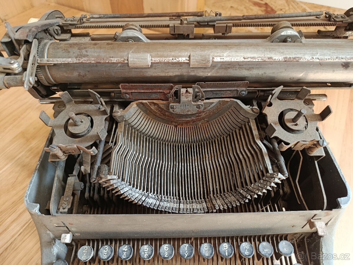 Starý psací stroj - 3