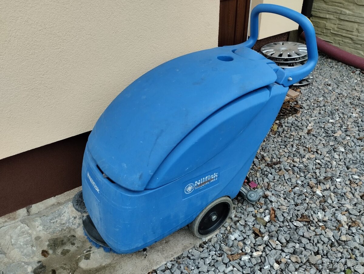 Profesionální podlahový mycí automat Nilfisk - 3