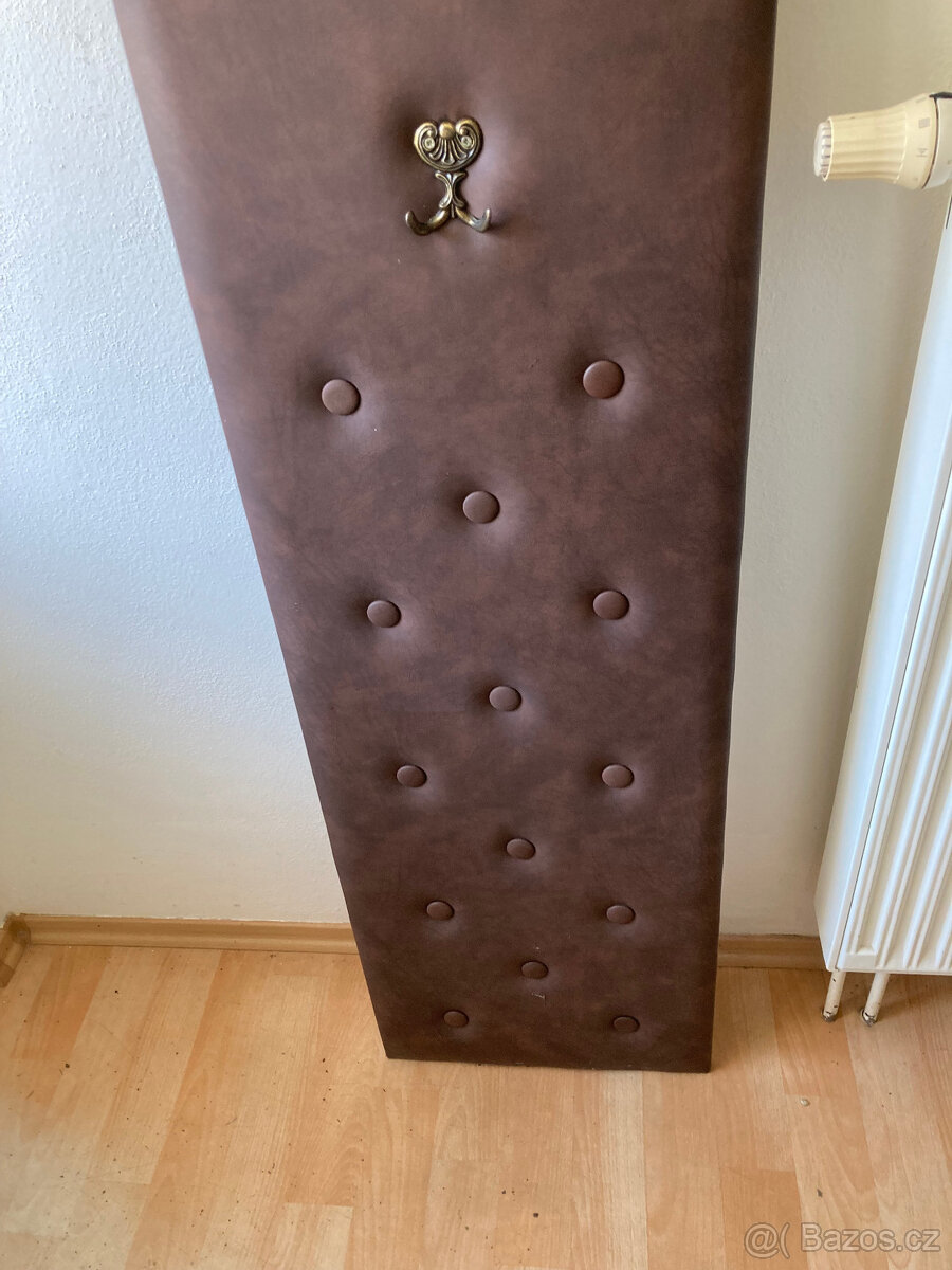 Věšák, předsíňová stěna čalouněná s háčky za 500 kč - 3