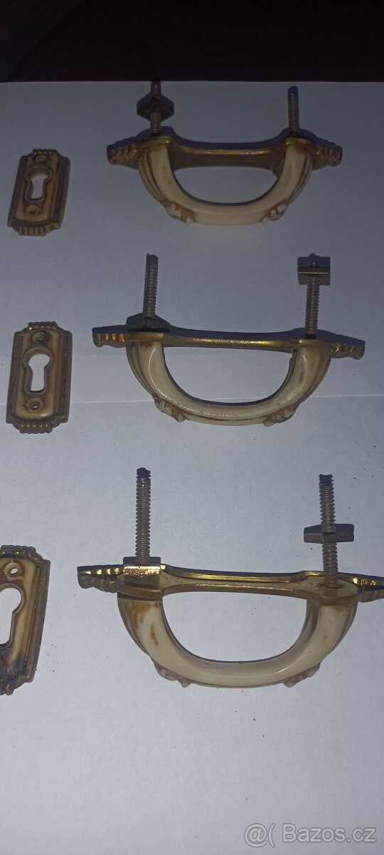 Staré mosazné kování 3x - 3