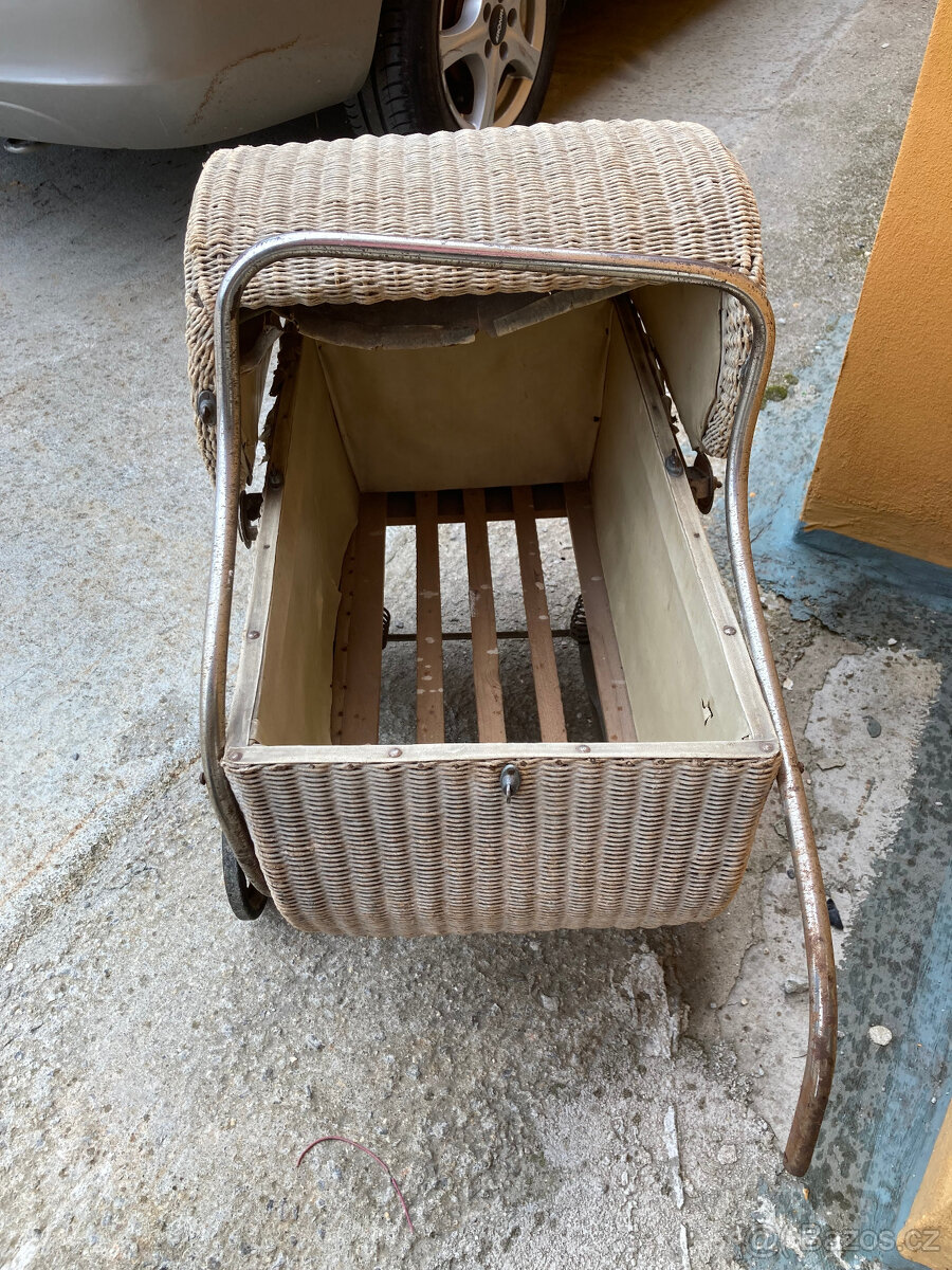Kočárek dětský starožitný hračka za 500 kč - 3
