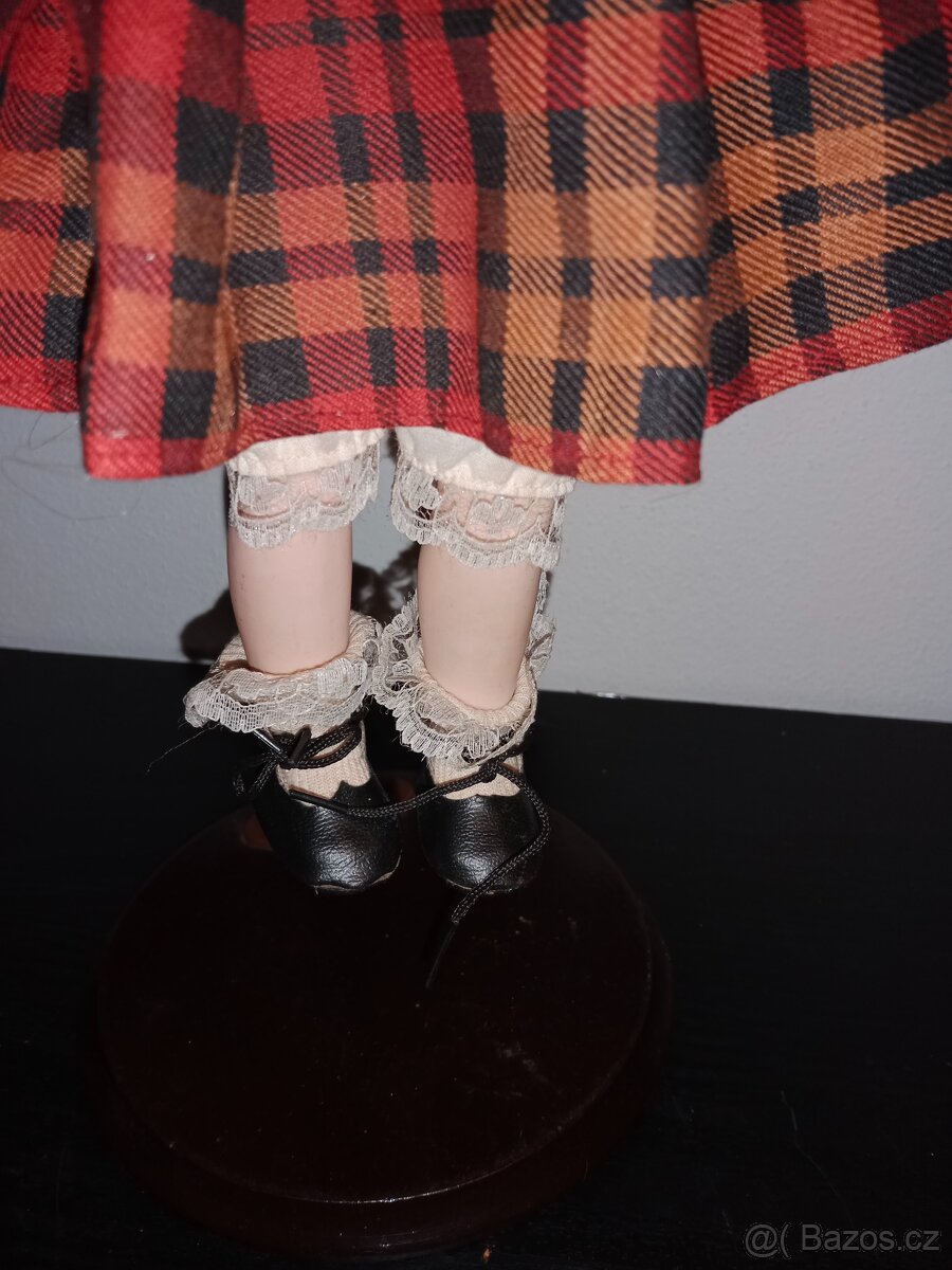 Porcelánová panenka červená 40cm - 3