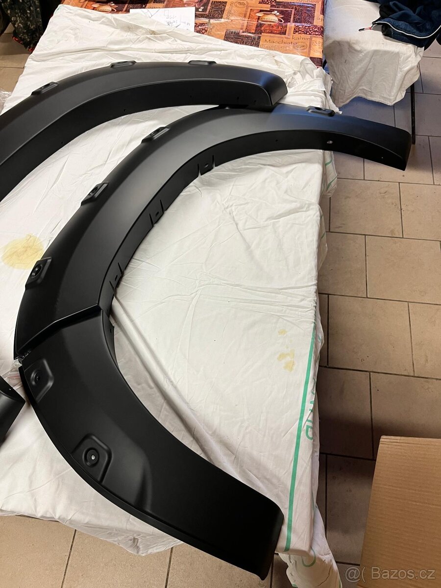 Lemy blatníků Toyota Hilux - 3