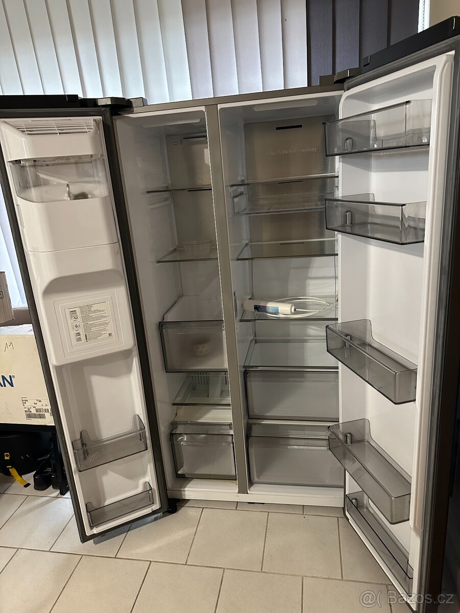 Americká lednice s mrazákem a ledovačem Samsung - 3