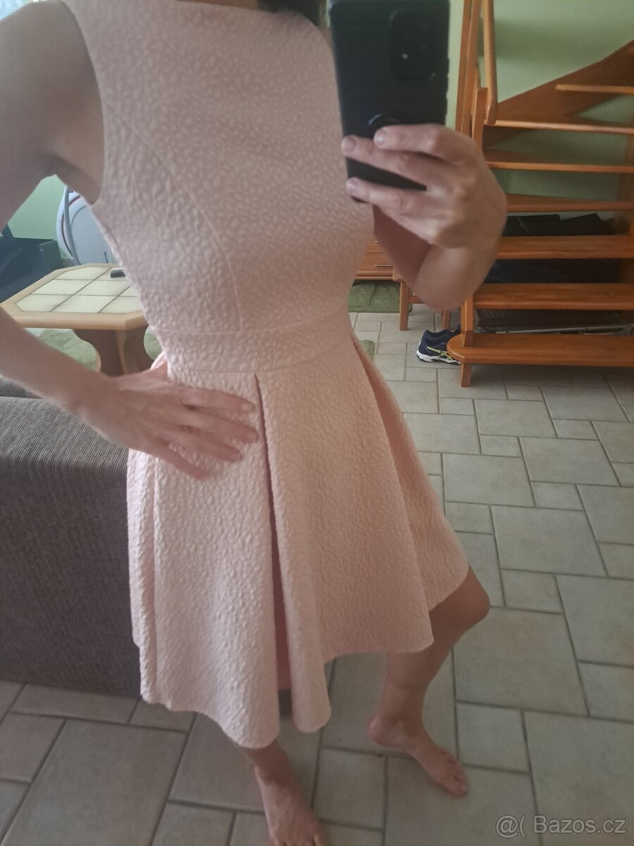 Světle růžové společenské šaty - 3