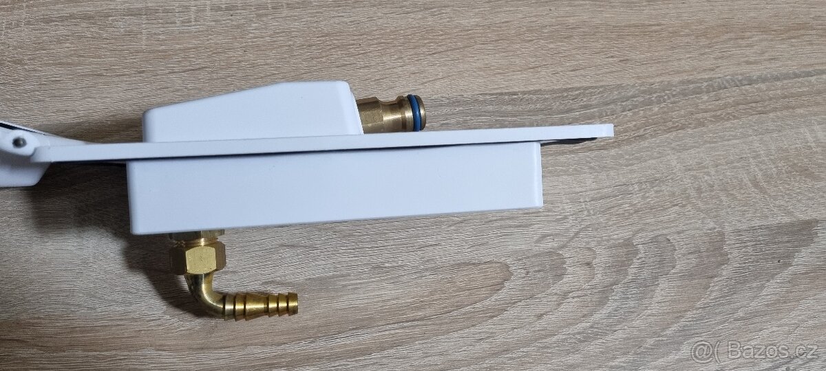 Přívod tlakové vody s regulátorem pro karavan