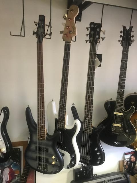 Baskytara SQUIER 4 a 5 a combo Peavey TKO, Roland atd. - 3