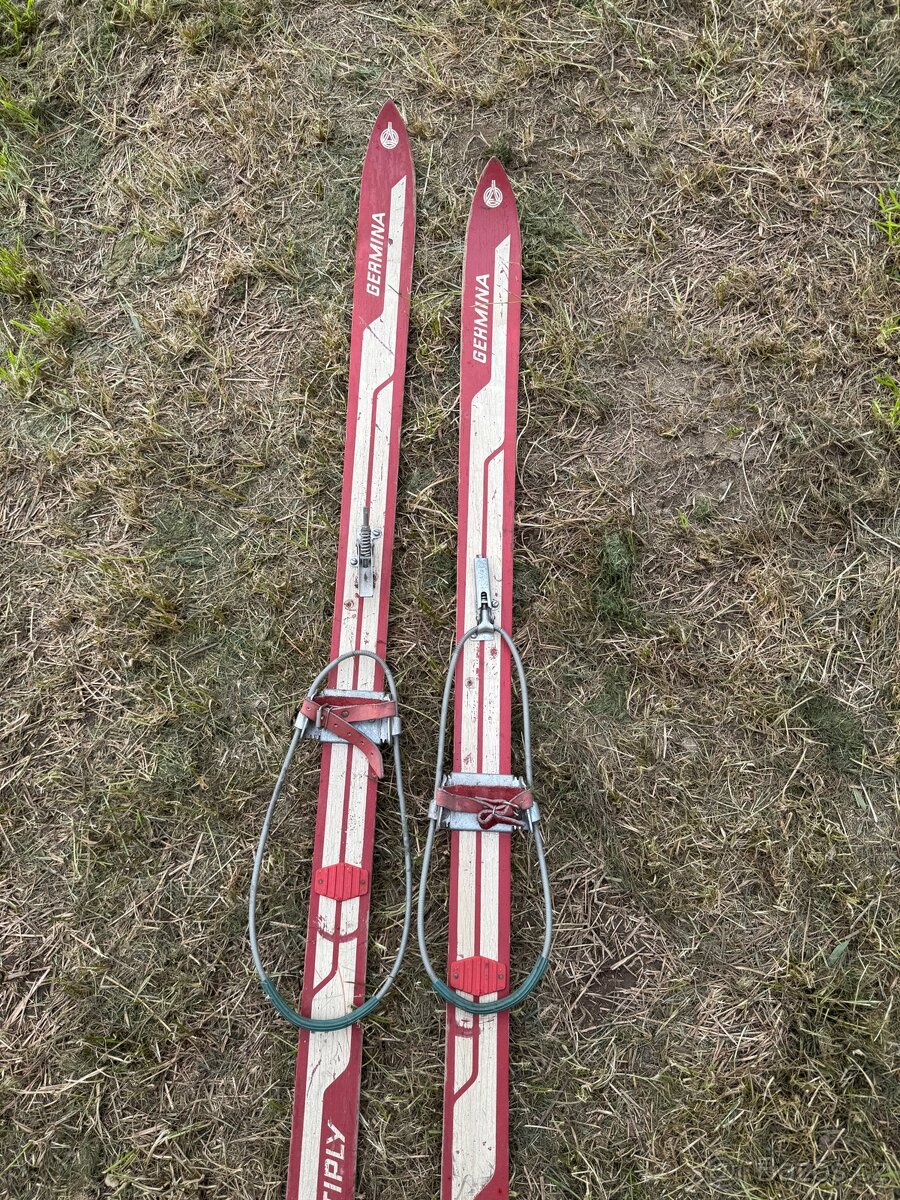 Staré retro dřevěné lyže - 3