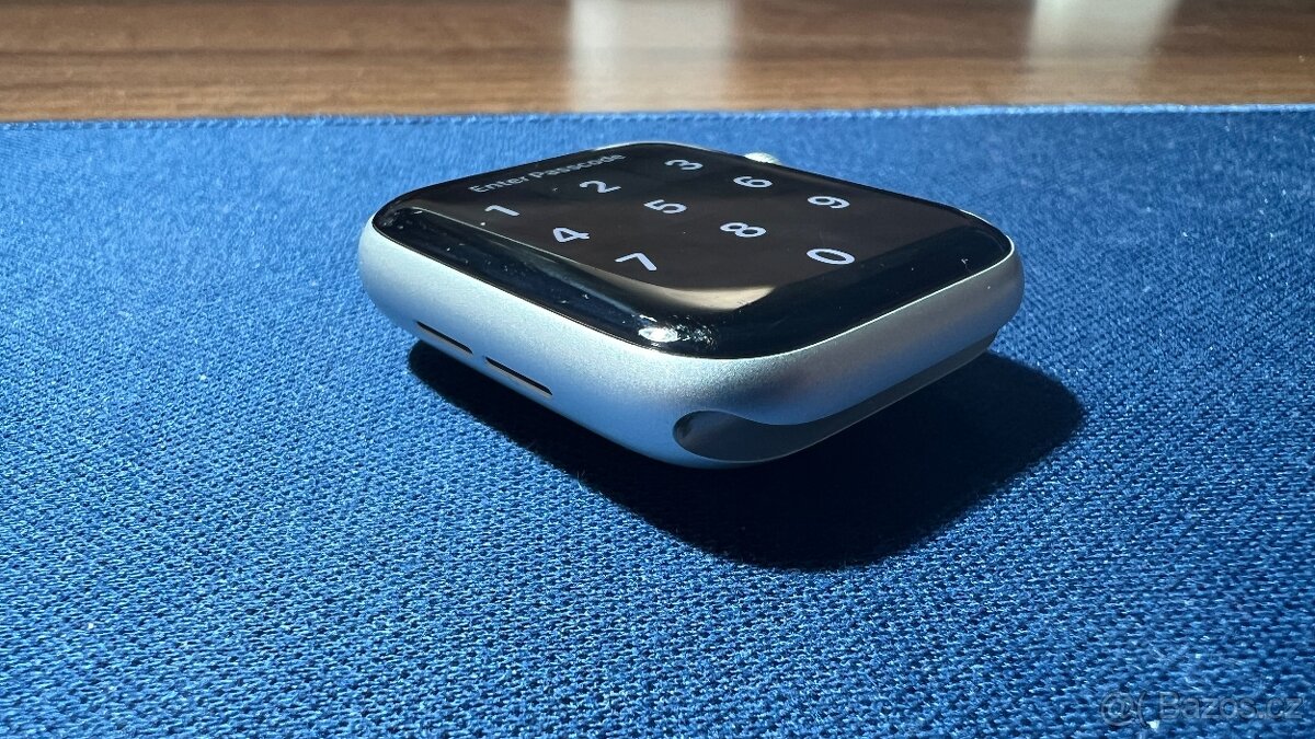 Apple Watch SE 2020 - stříbrná barva velikost 44mm - 3