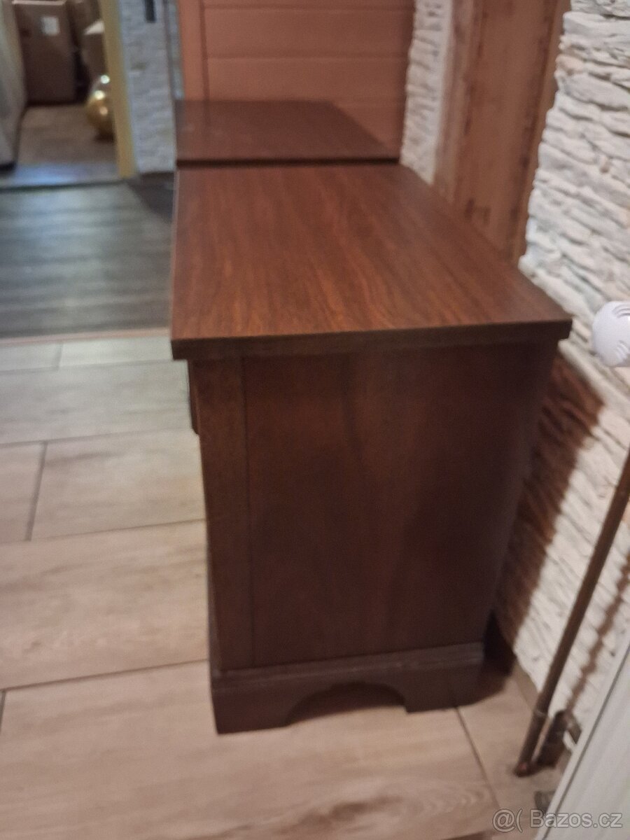 Masivní noční stolky - 3