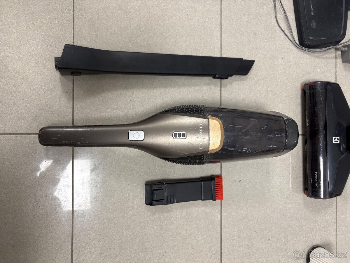 Vysavač tyčový Electrolux EERC72EB - 3