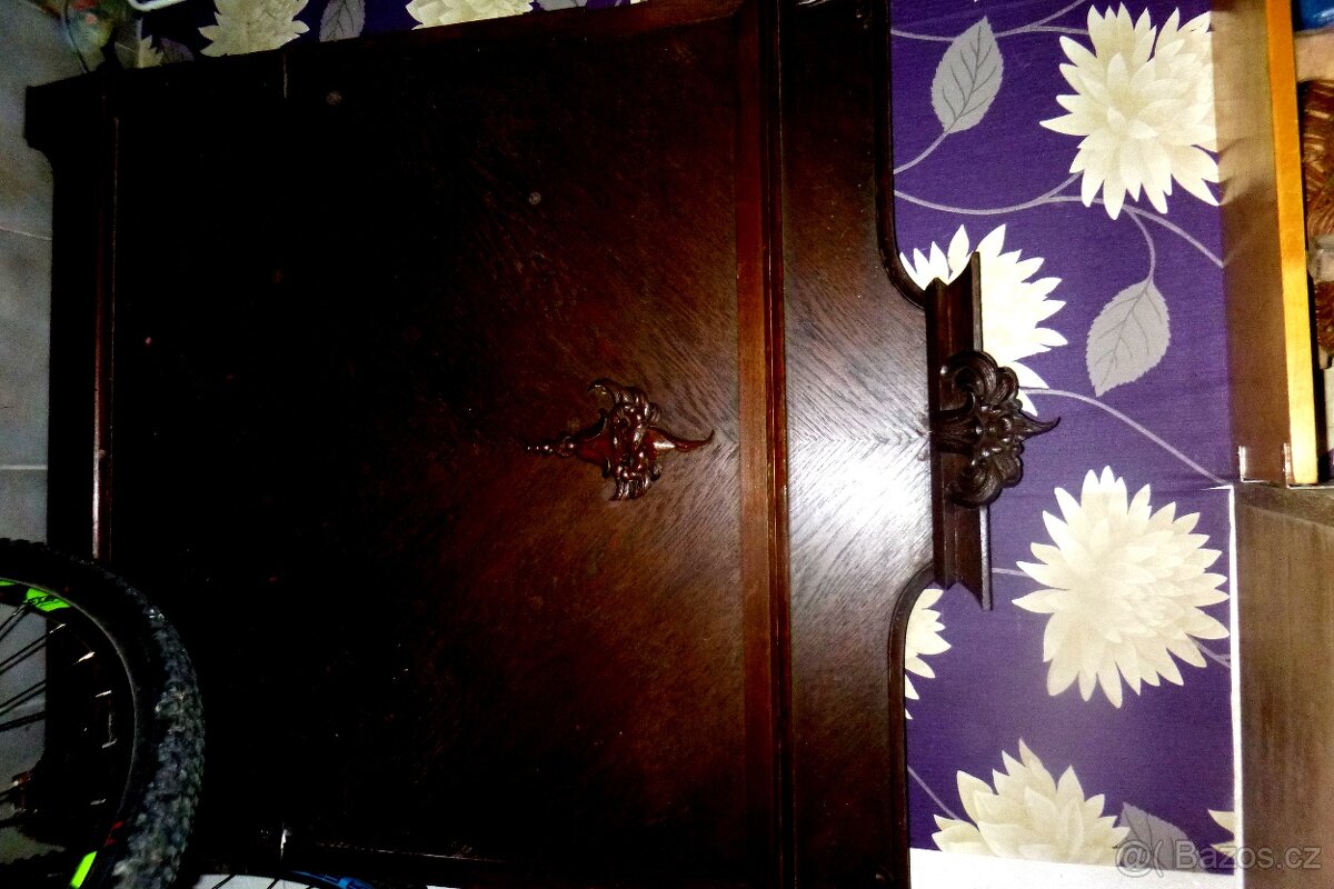 1.REPUBLIKA-STARÁ ČELA POSTELÍ S ERBY - 3