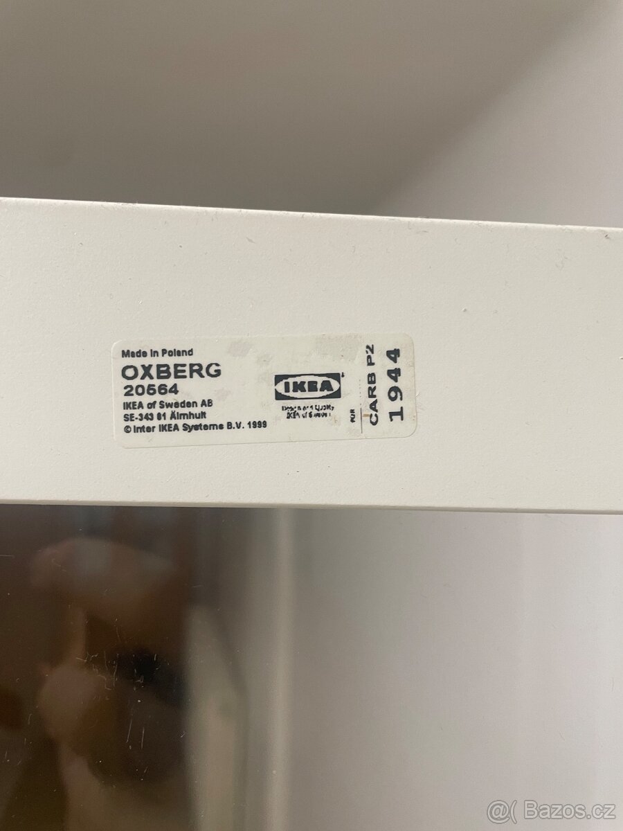 Bílá prosklenná skříň - 3