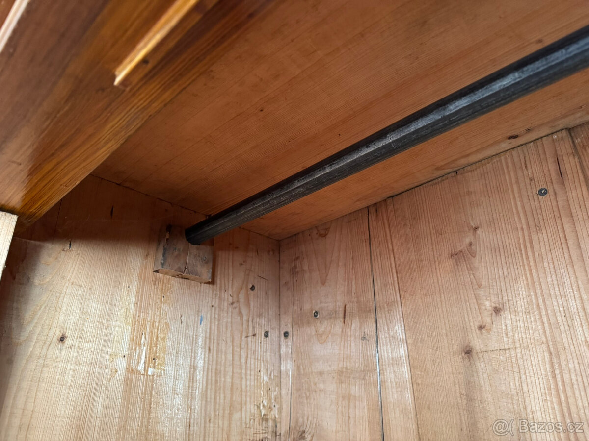 Stará dřevěná skříň - 3