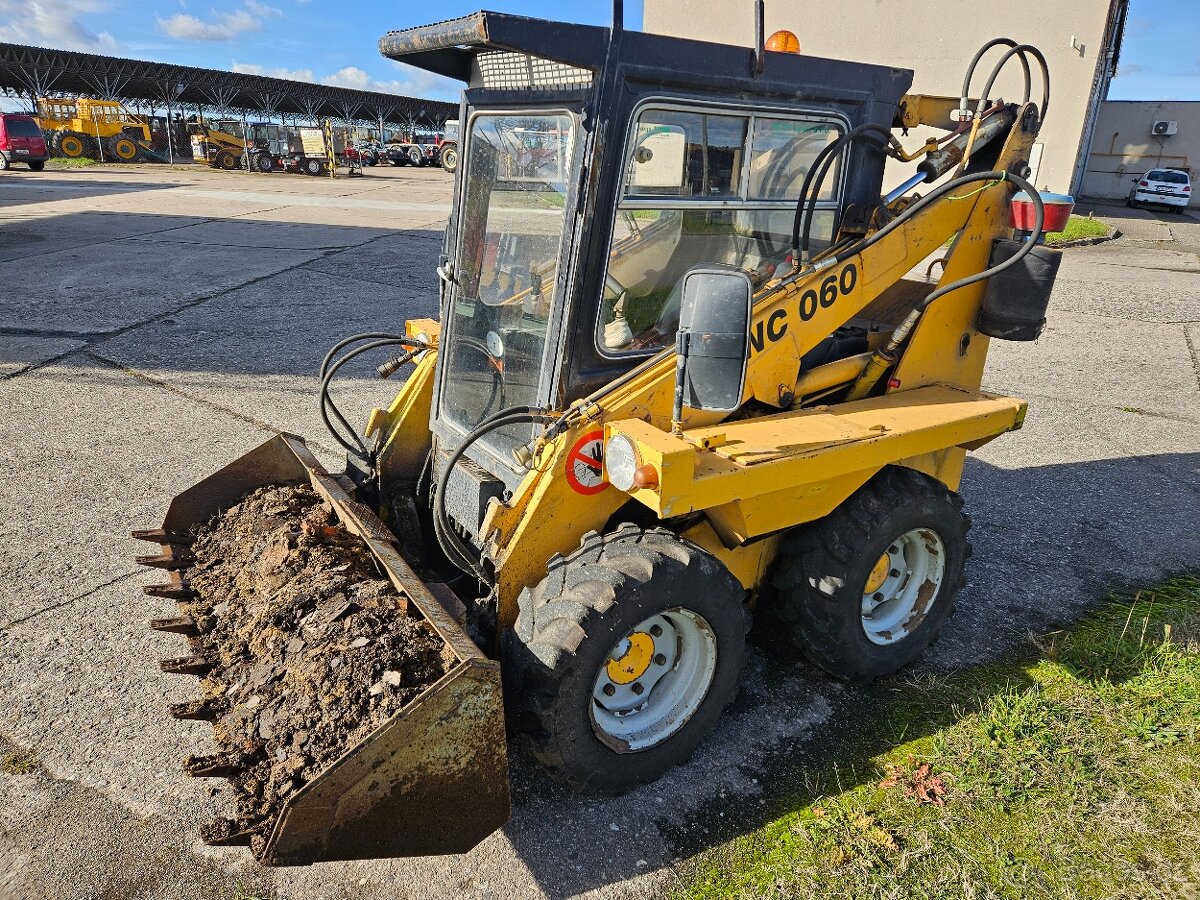 smykový nakladač UNC - 060 z provozu - 3