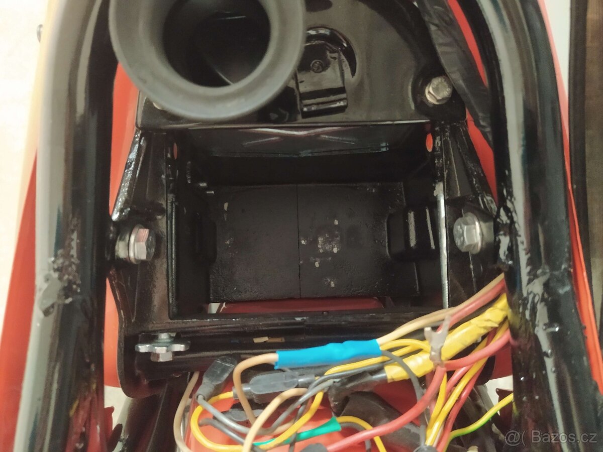 ČZ 350/472 - podložka pod akumulátor - 3