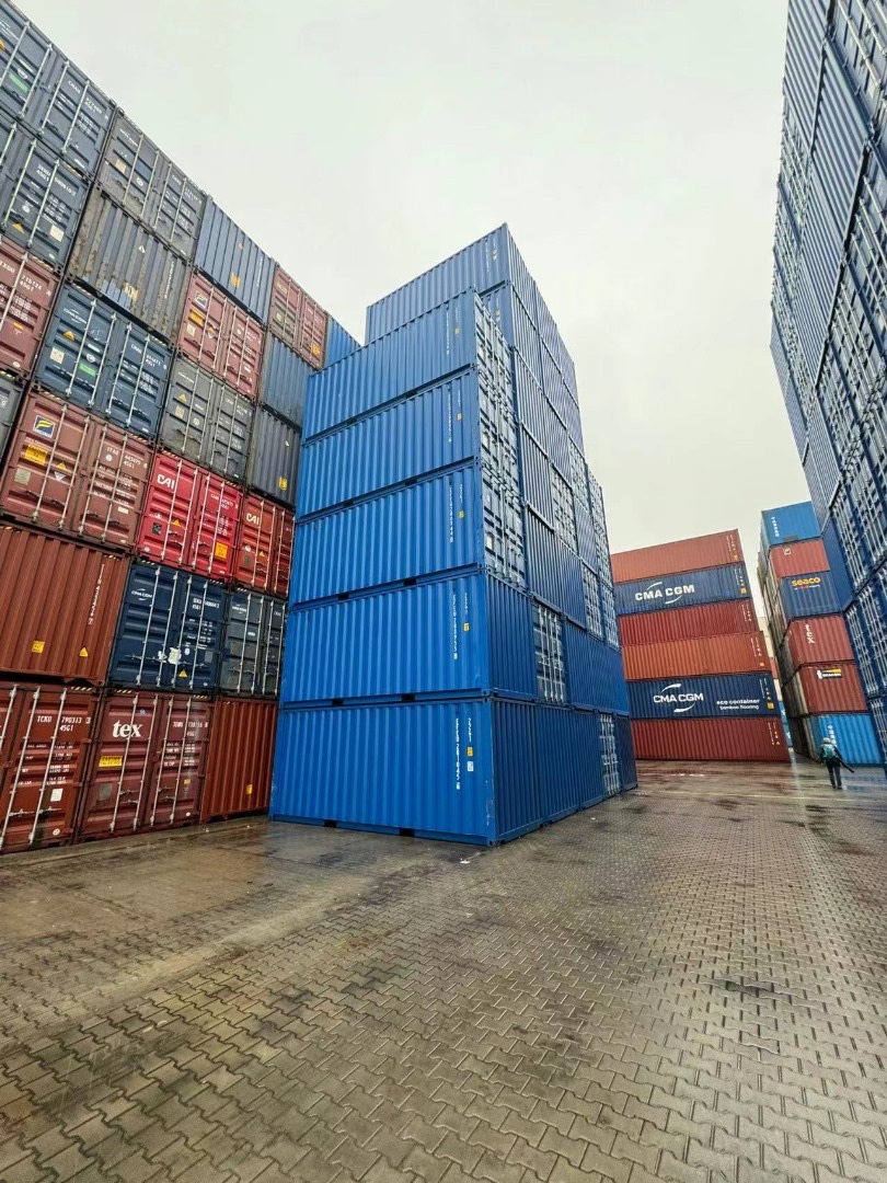 Nove i použité Lodní kontejnery různé velikosti a barvy - 3