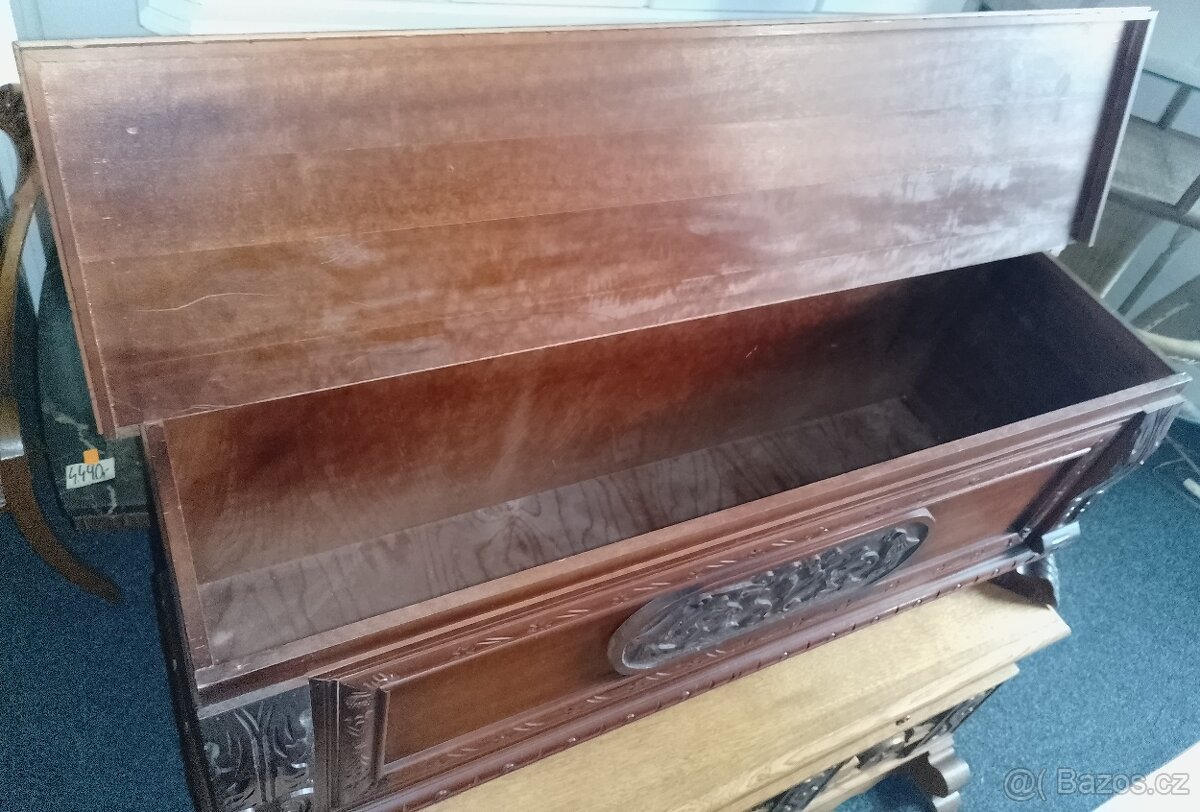 Dřevěná vyřezávaná truhla - 3