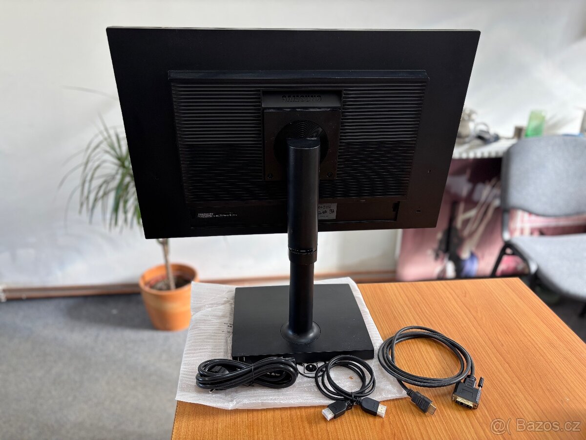 LCD Monitor 24" Samsung S24E65UXWG - 3