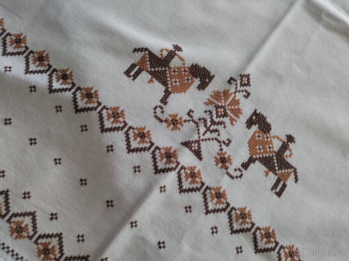 Vyšívaný ubrus s koníky - 3