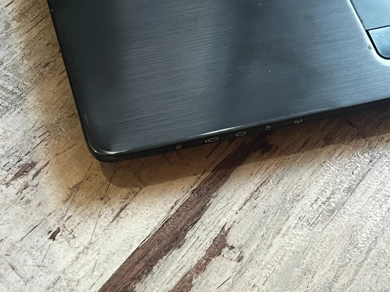 Fujitsu Lifebook U747, černý 14’ - 3