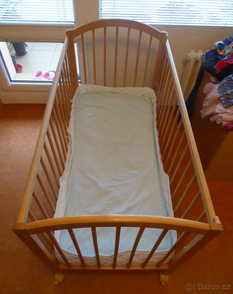 Dřevěná dětská postýlka na kolečkách - 3