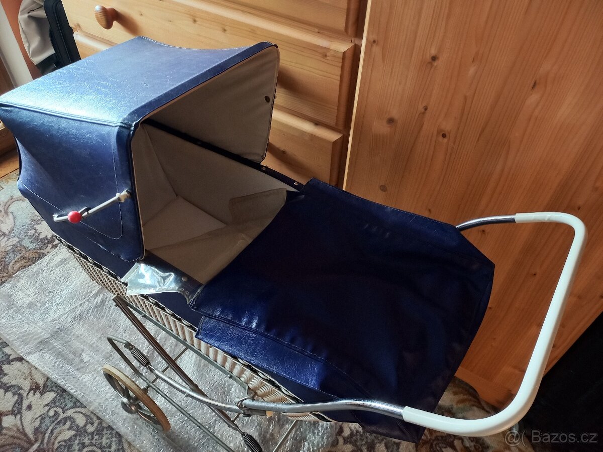 Retro starožitný kočárek pro panenky se sklápěcí střechou - 3