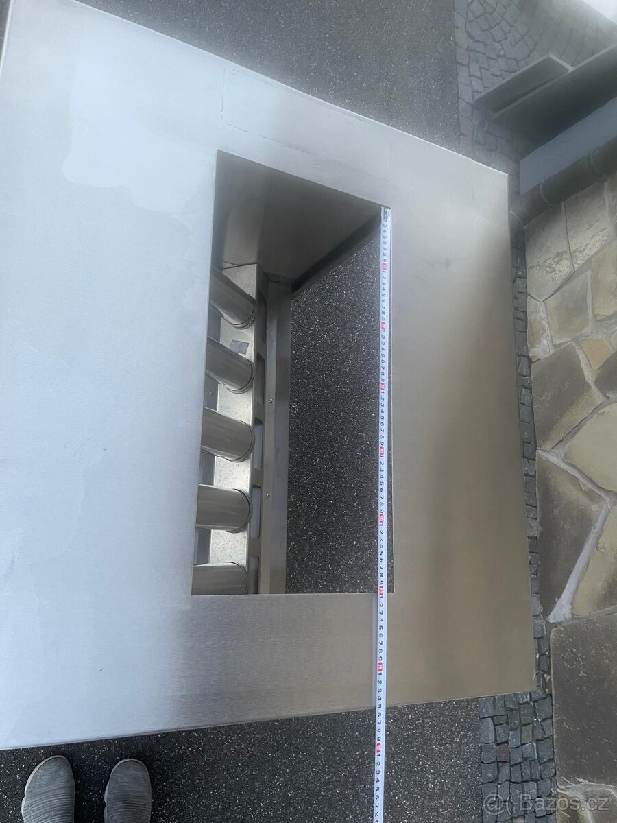 Nerezový stul s podavačem kelímků - 3