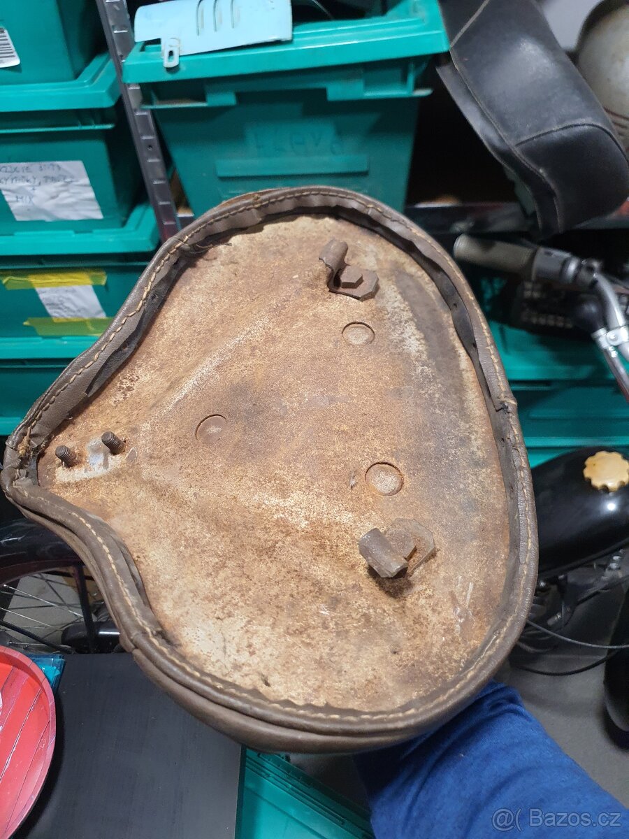 Jawa Pérák sedlo - 3