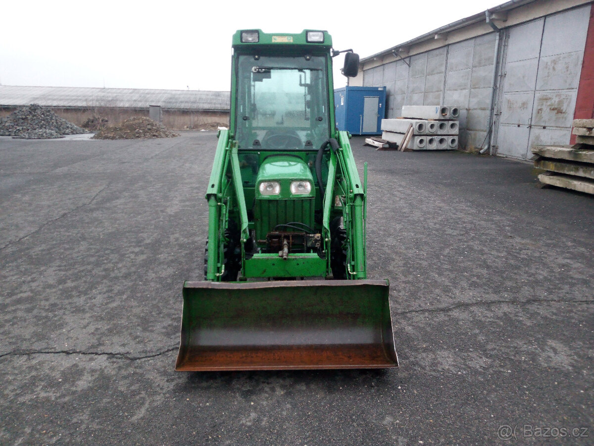 MALOTRAKTOR JOHN DEERE S ČELNÍM NAKLADAČEM - 3