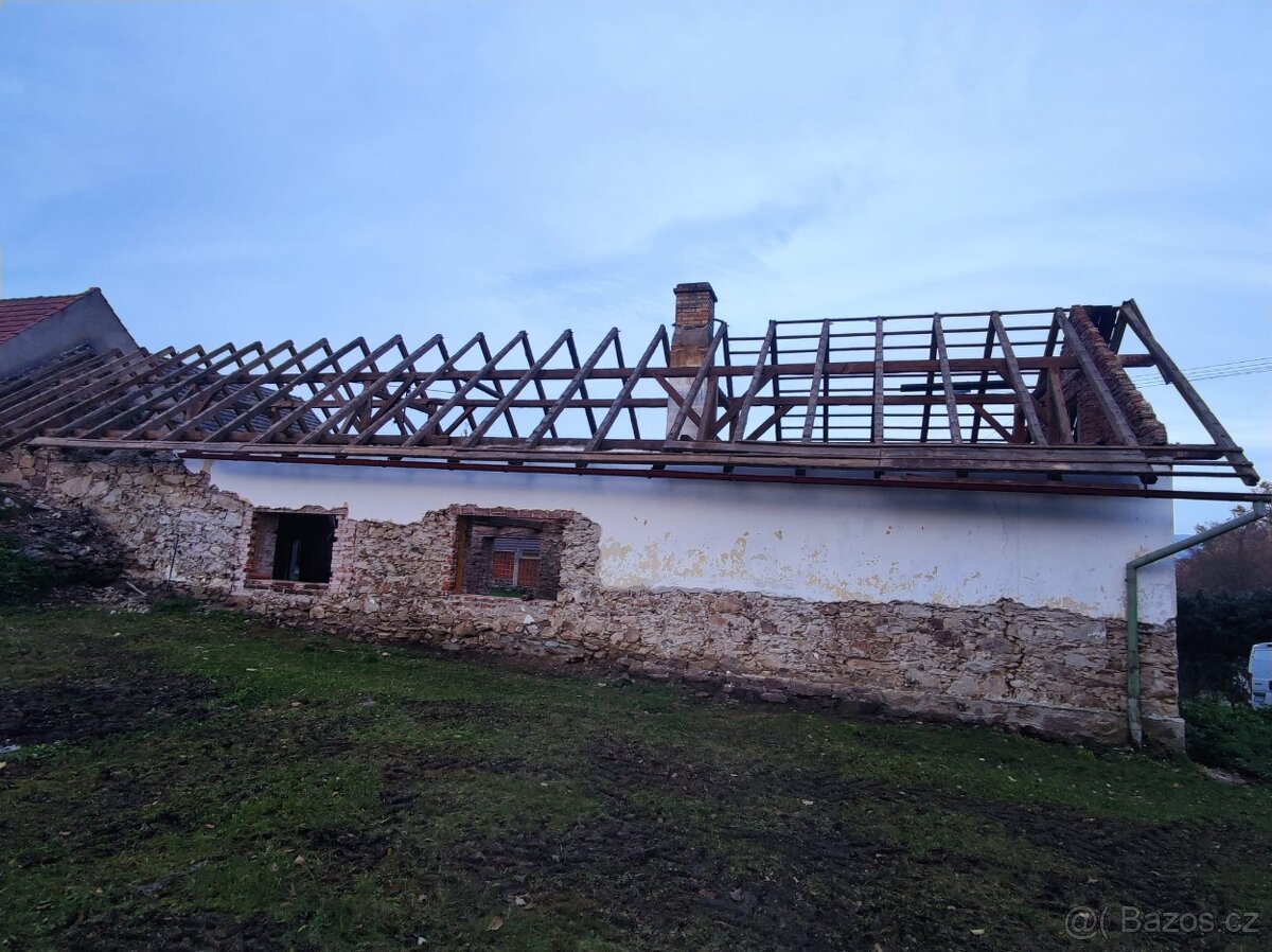 Staré trámy a rozebrání starých střech stodol statků špýchar - 3