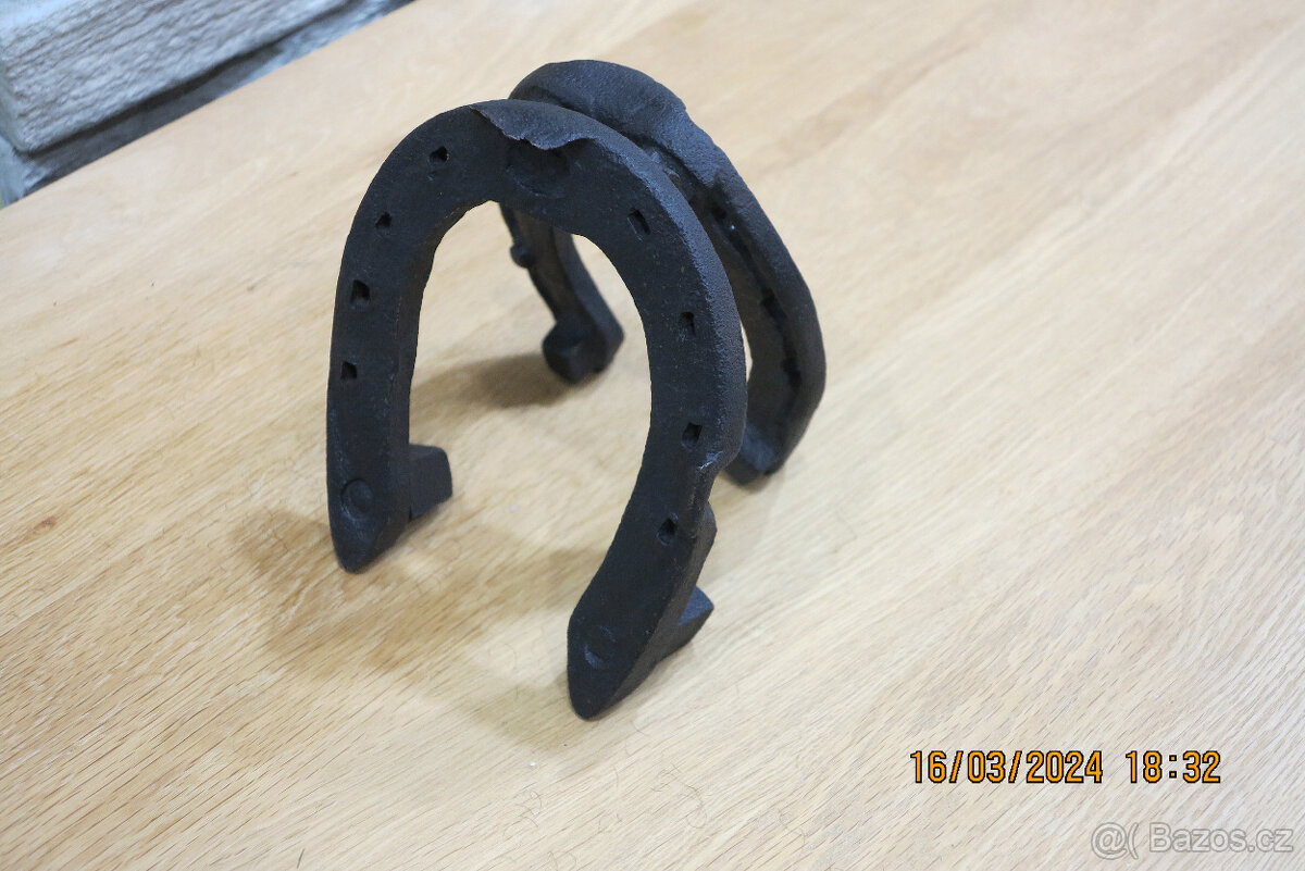 Podkovu konskou 2 kusy - 3