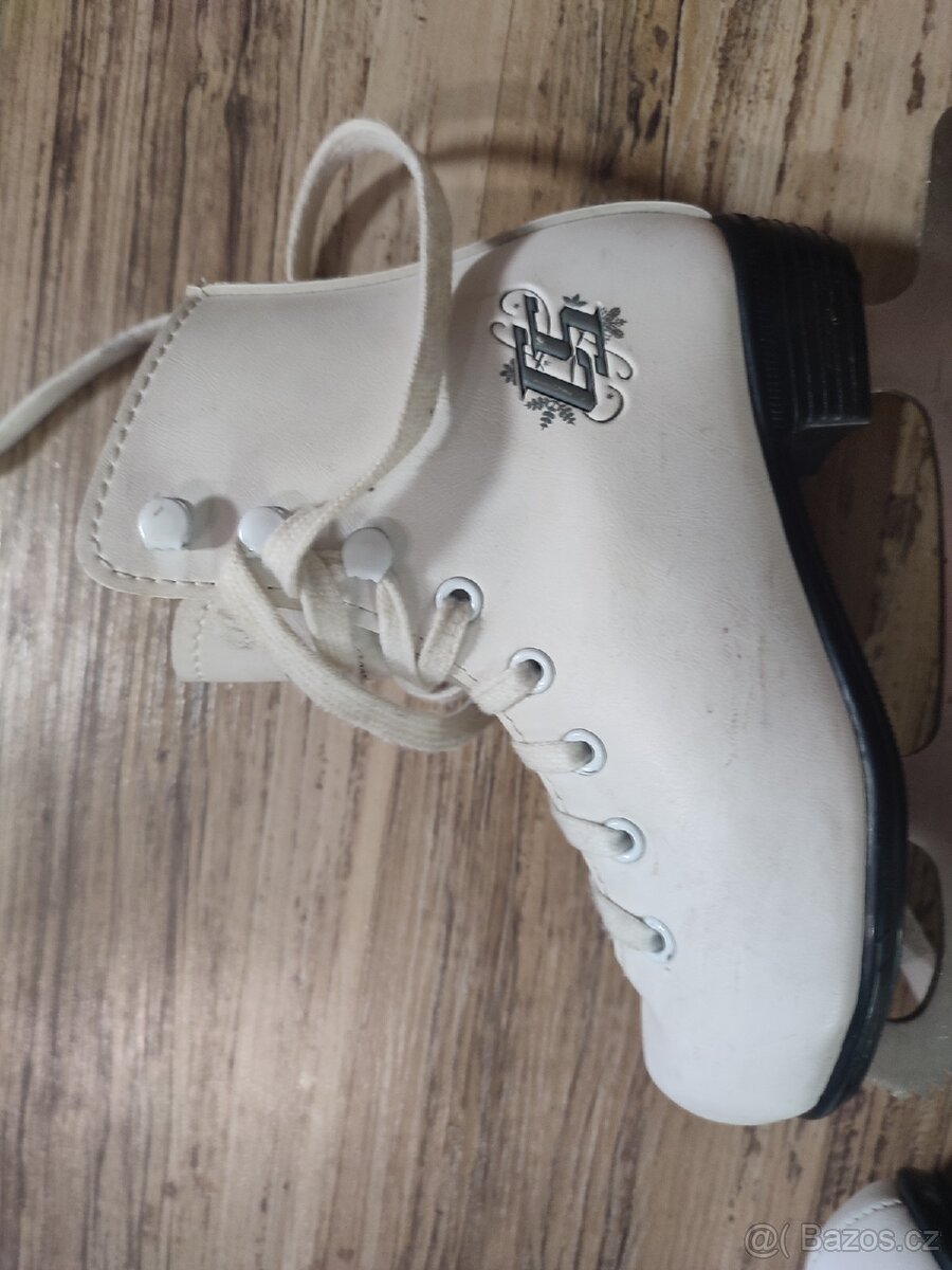 Dívčí brusle CCM Pirouette - 3